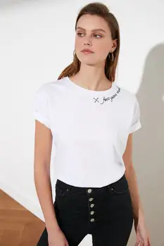 Trendyol Vyšívané Semi-Vybavená Pletené T-Shirt TWOSS20TS0204