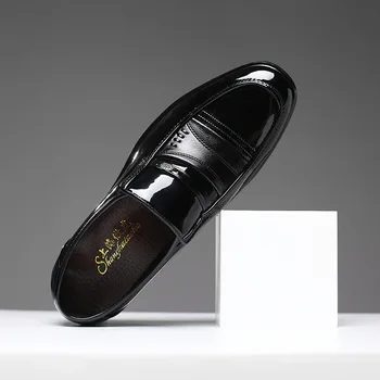 Značka luxusní PU Kožené Módní Muži Business Šaty Mokasíny Špičaté Černé Boty Oxford Prodyšné Formální Svatební Boty 2018 nové