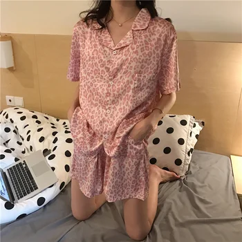 QWEEK Saténové Pyžamo s Leopardím Potiskem, Domácí Oblečení pro Ženy Pijama Mujer Hedvábí Pyjama Volné oblečení na Spaní Sexy Letní Košilku 2020
