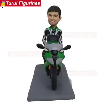 Muž jezdit na motorce téma panenky socha socha motocykl dort zavírače valentýna