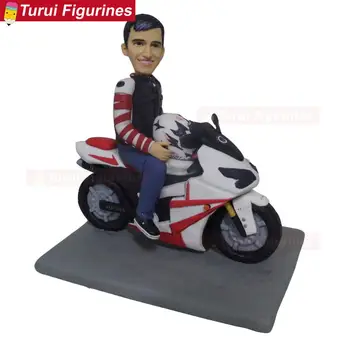 Muž jezdit na motorce téma panenky socha socha motocykl dort zavírače valentýna