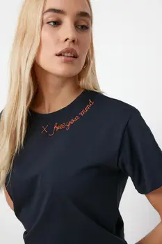 Trendyol Vyšívané Semi-Vybavená Pletené T-Shirt TWOSS20TS0204